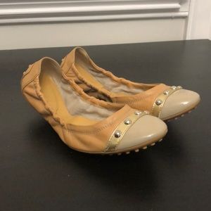 Tod’s tan & gold scrunch ballet flats
